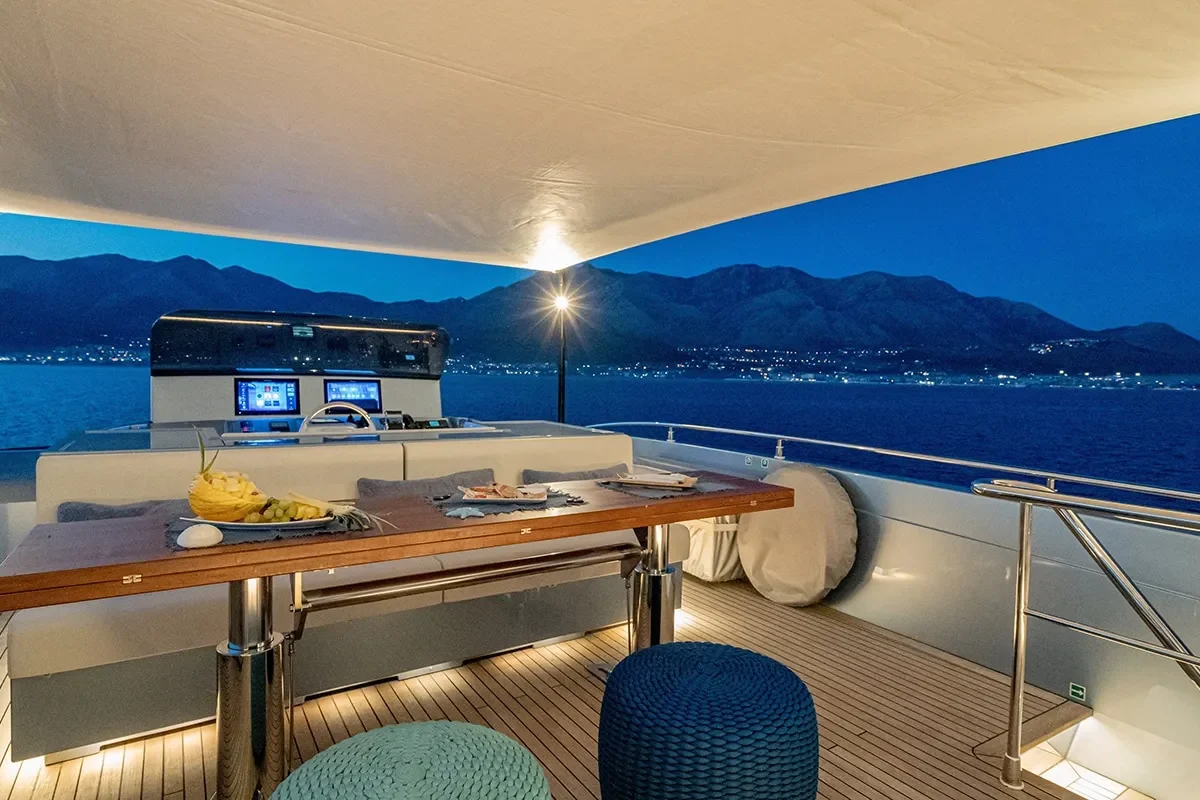 55 fiftyfive flybridge 2.jpg