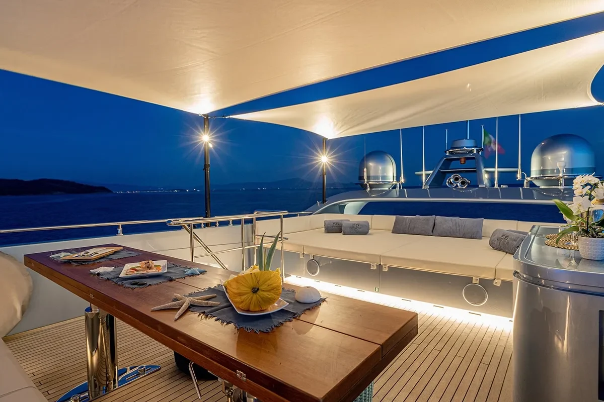 55 fiftyfive flybridge 3.jpg