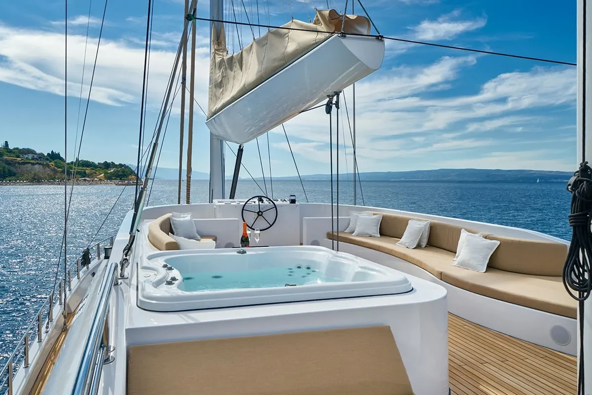 ACAPELLA Jacuzzi on Flybridge.jpg