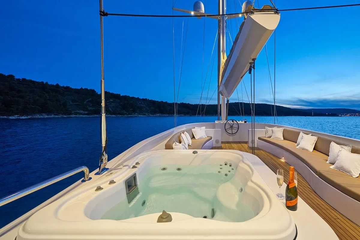 ACAPELLA Jacuzzi.jpg