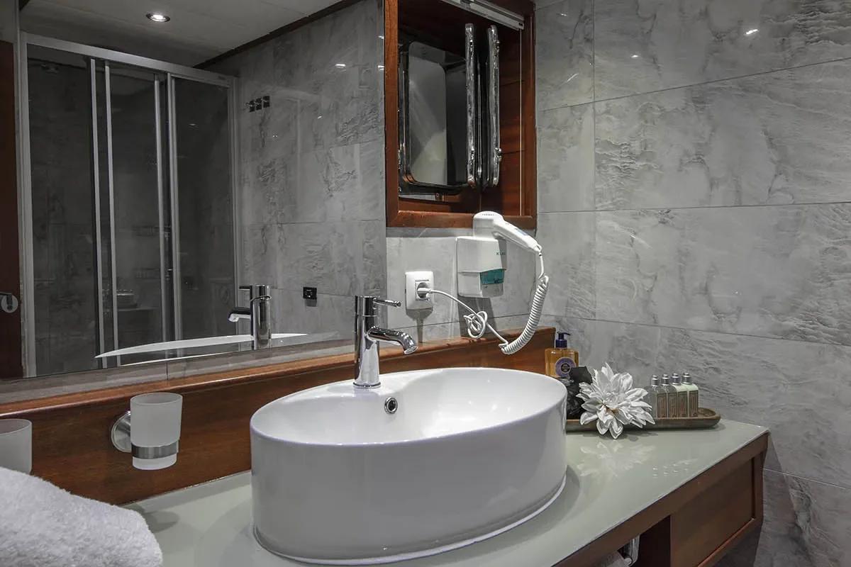 ALESSANDRO I Bathroom (3).jpg