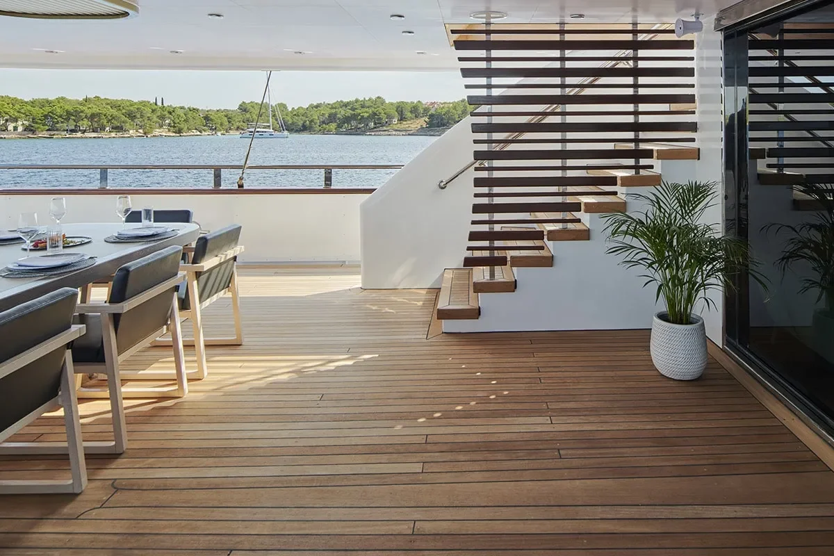 ANIMA MARIS Aft deck.jpg