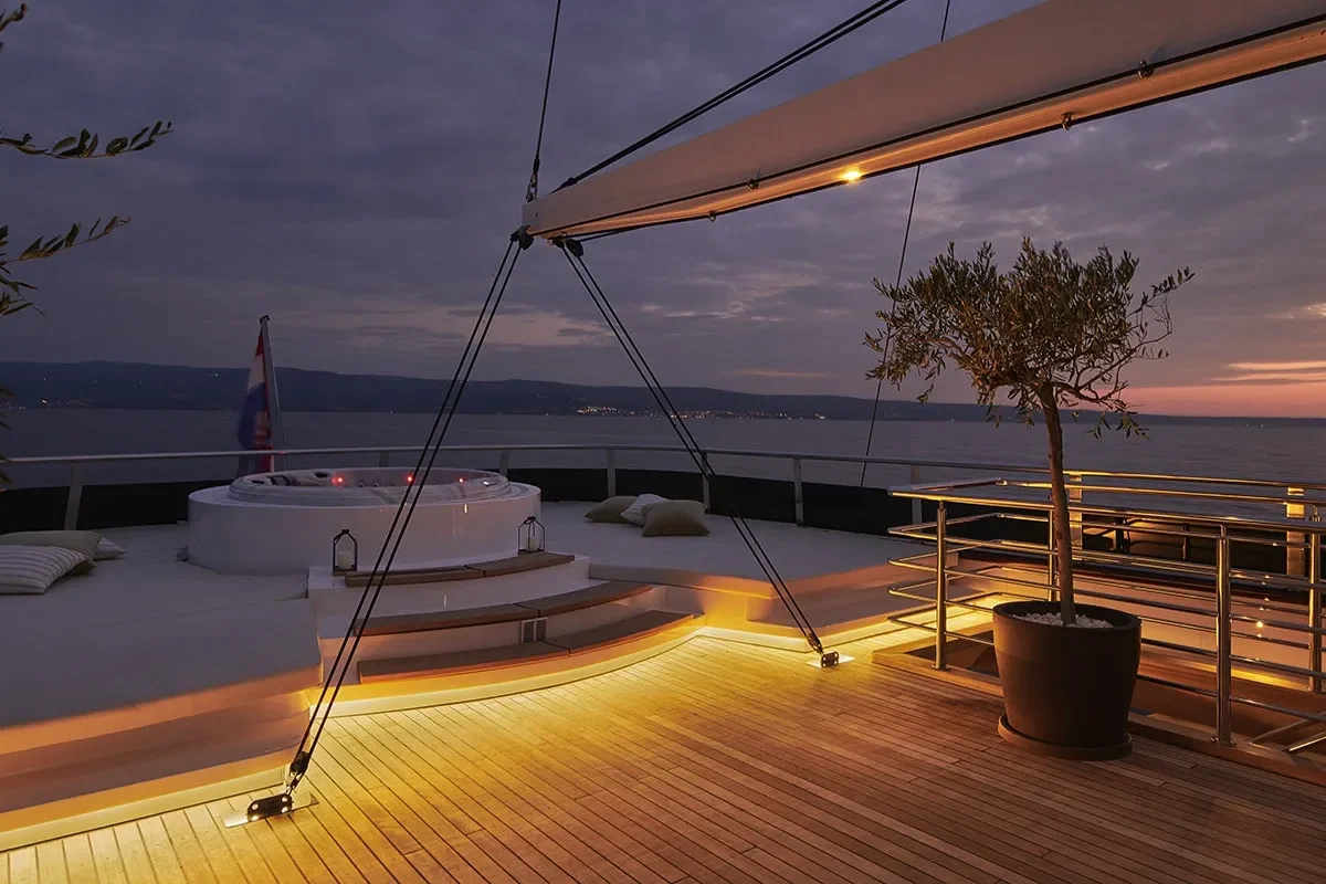 ANIMA MARIS Upper deck (3).jpg