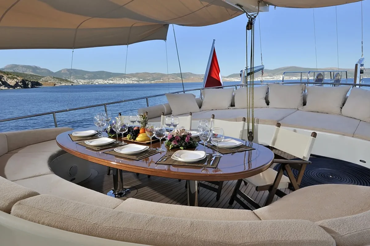 DOLCE MARE Aft deck (2).jpg