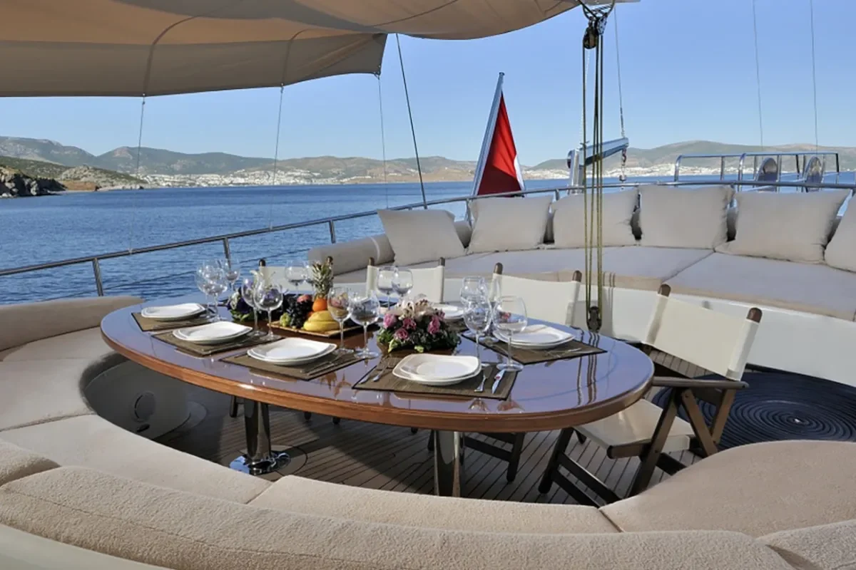 DOLCE MARE Aft deck.jpg (1)