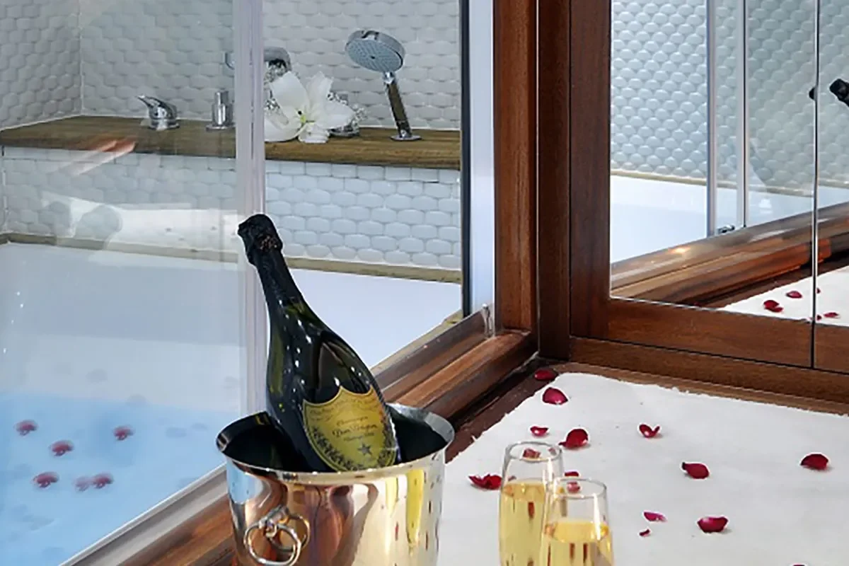 DOLCE MARE Bathroom.jpg