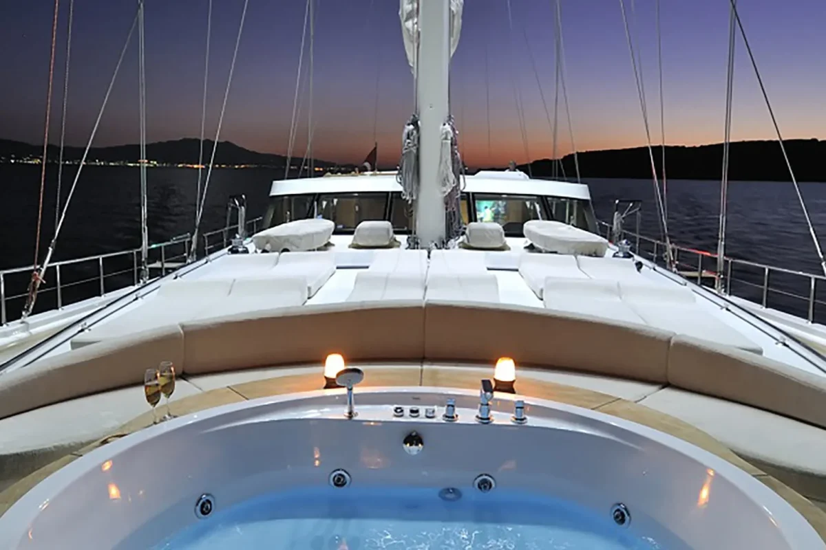 DOLCE MARE Jacuzzi.jpg