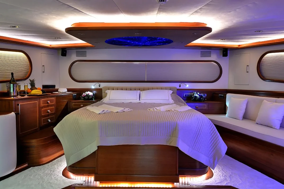 DOLCE MARE Master cabin (2).jpg