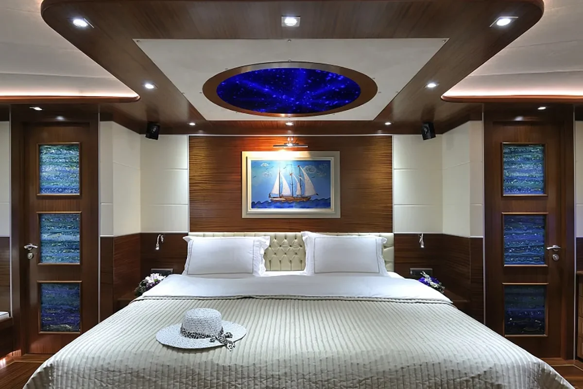 DOLCE MARE Master cabin.jpg (1)