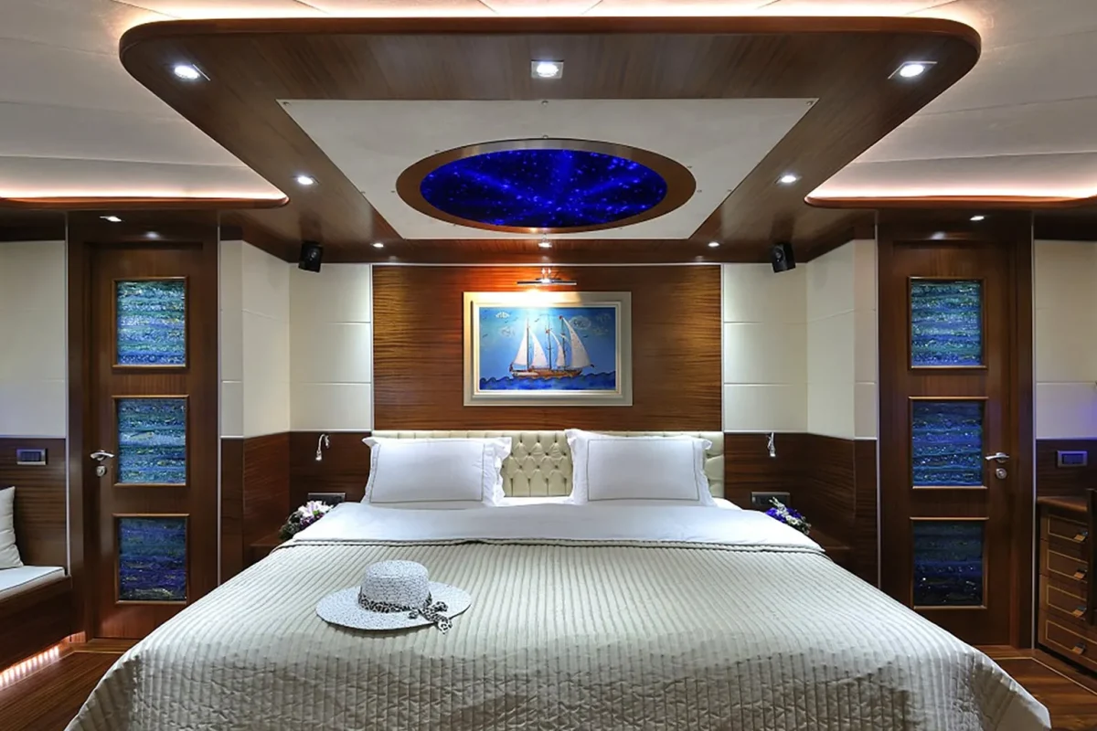 DOLCE MARE Master cabin.jpg