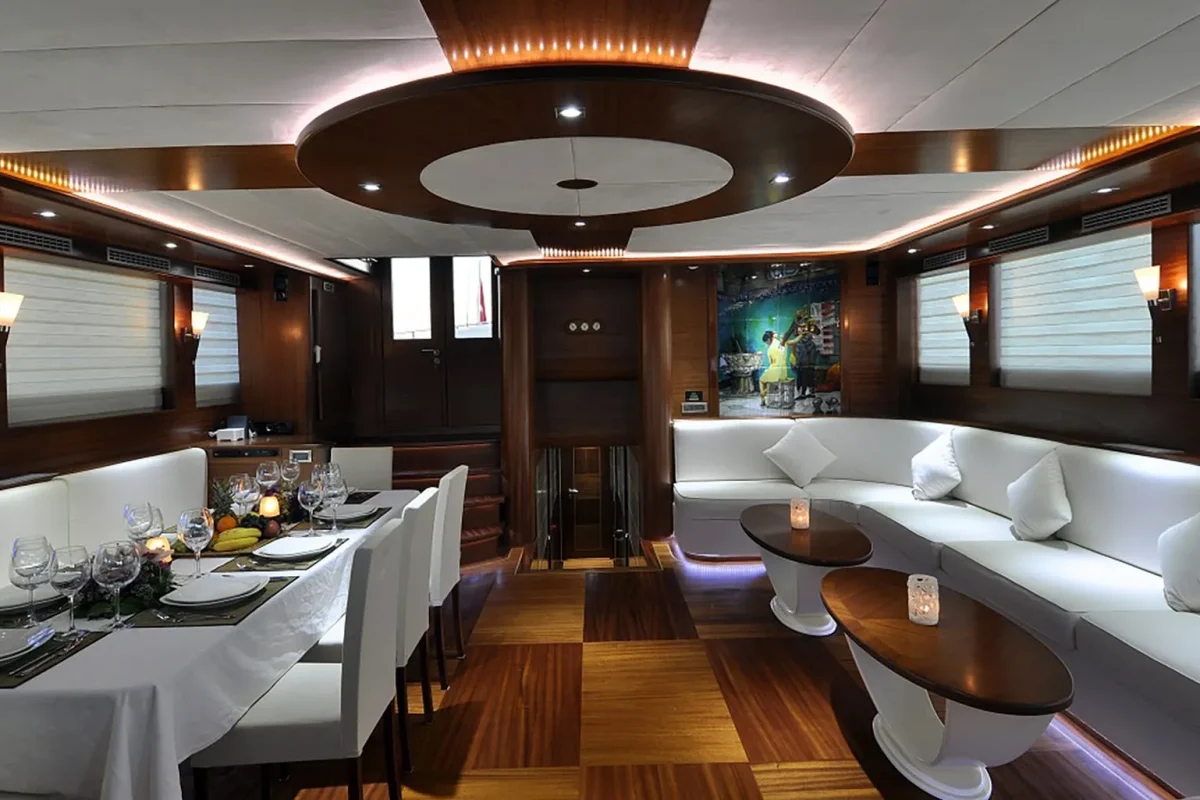 DOLCE MARE Salon.jpg