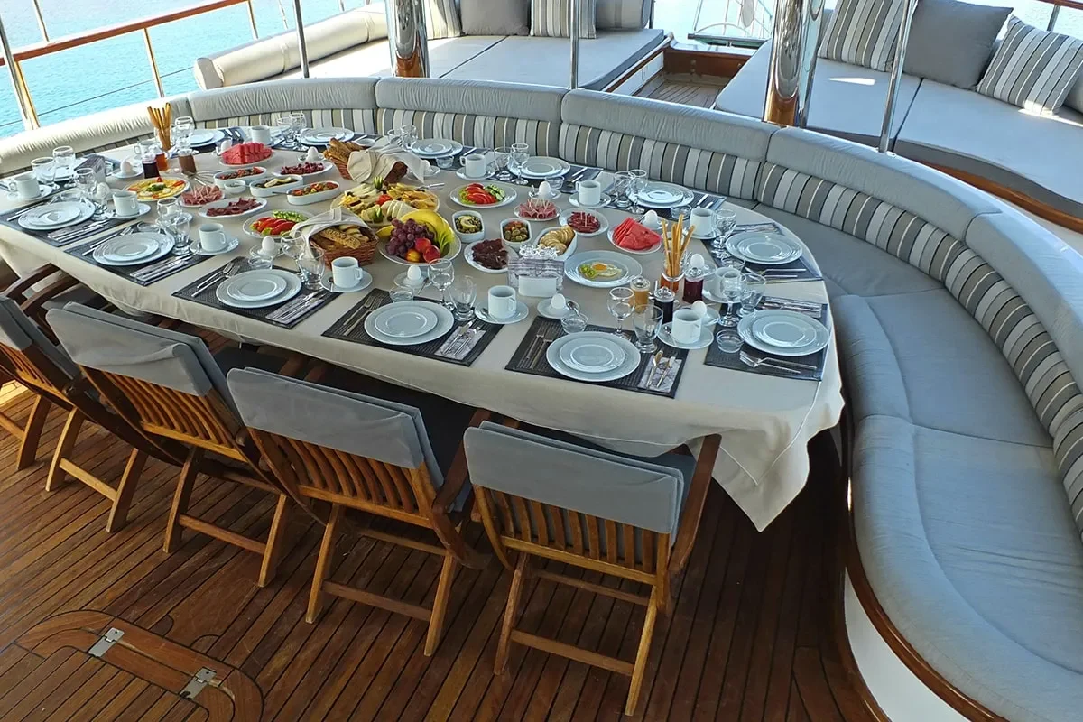 KAPTAN MEHMET BUGRA Dining area on Aft deck.jpg