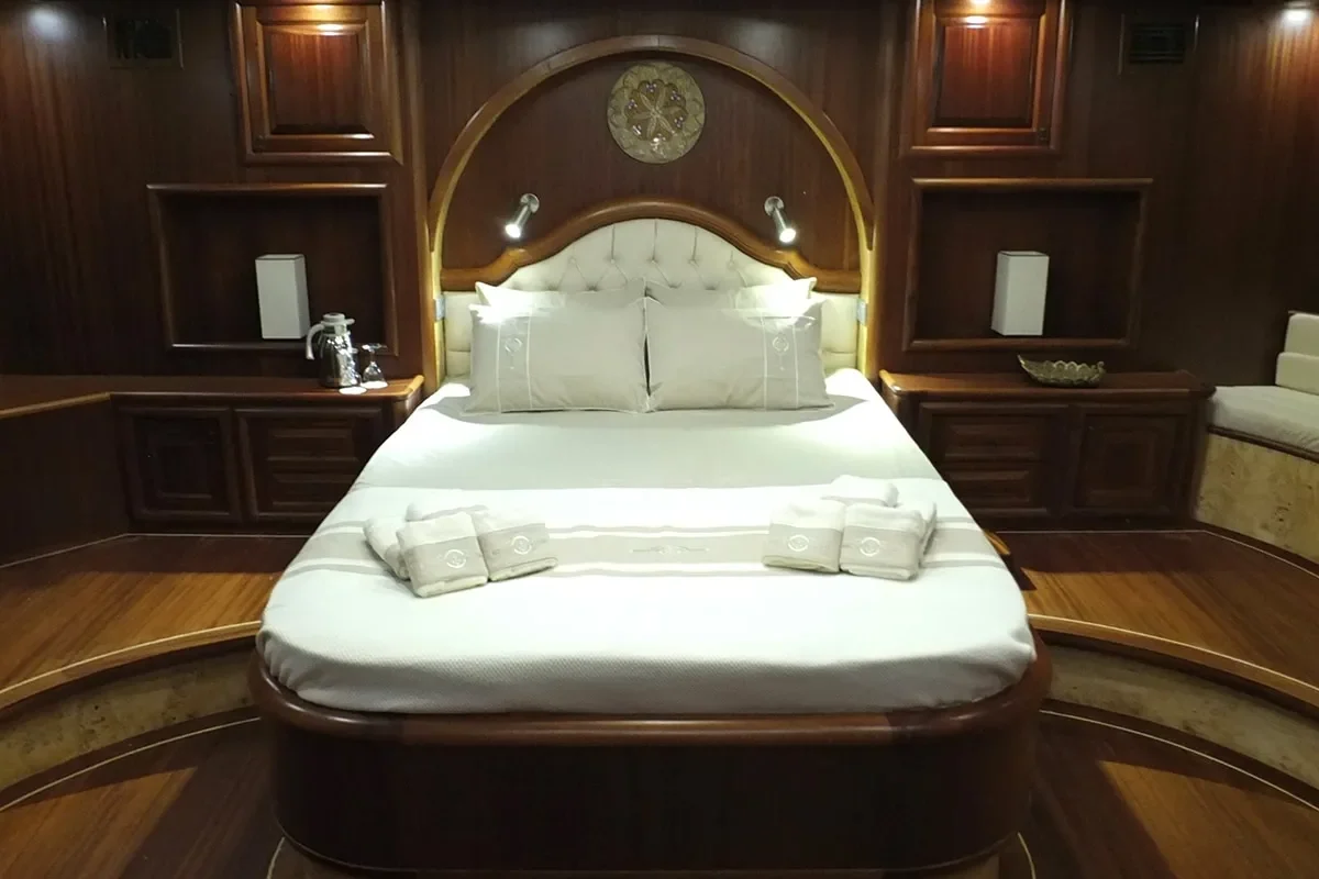 KAPTAN MEHMET BUGRA Master cabin (2).jpg