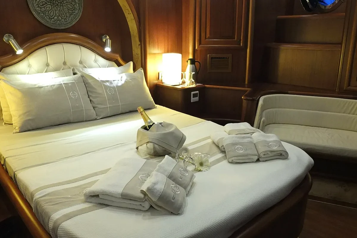 KAPTAN MEHMET BUGRA Master cabin.jpg (1)