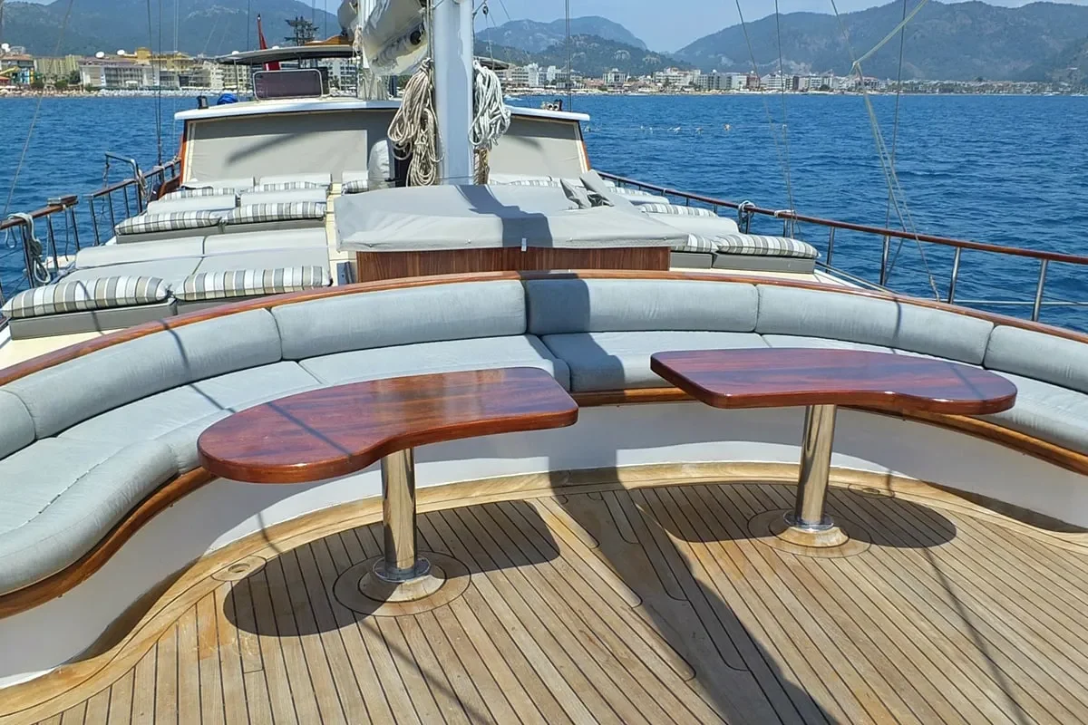 KAPTAN MEHMET BUGRA Sitting area on Bow deck.jpg