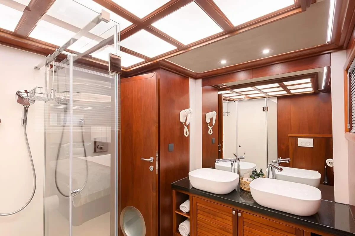 LADY GITA Bathroom (2).jpg