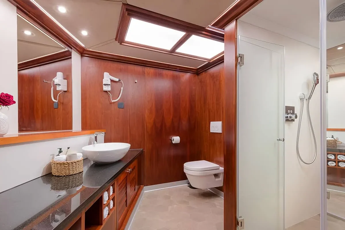 LADY GITA Bathroom.jpg (1)