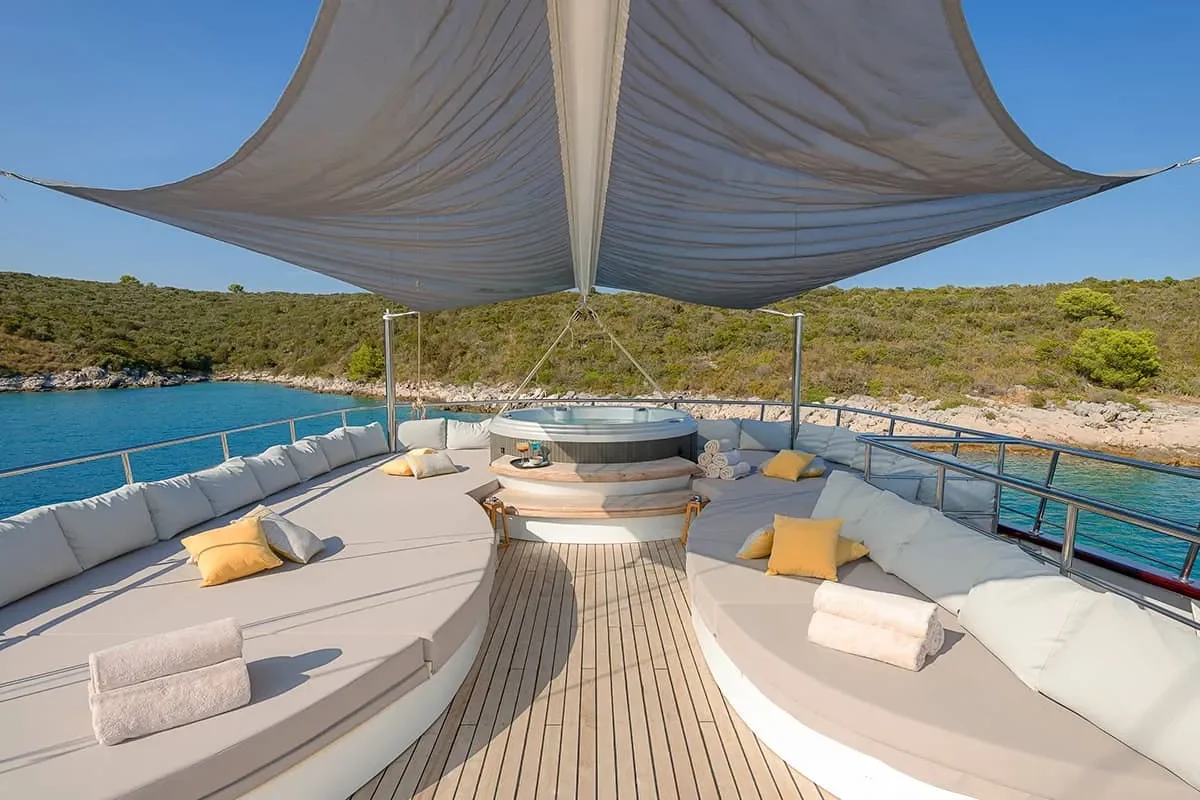 LADY GITA Flybridge (2).jpg