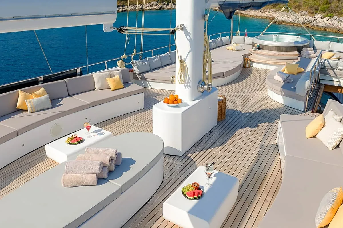 LADY GITA Flybridge.jpg