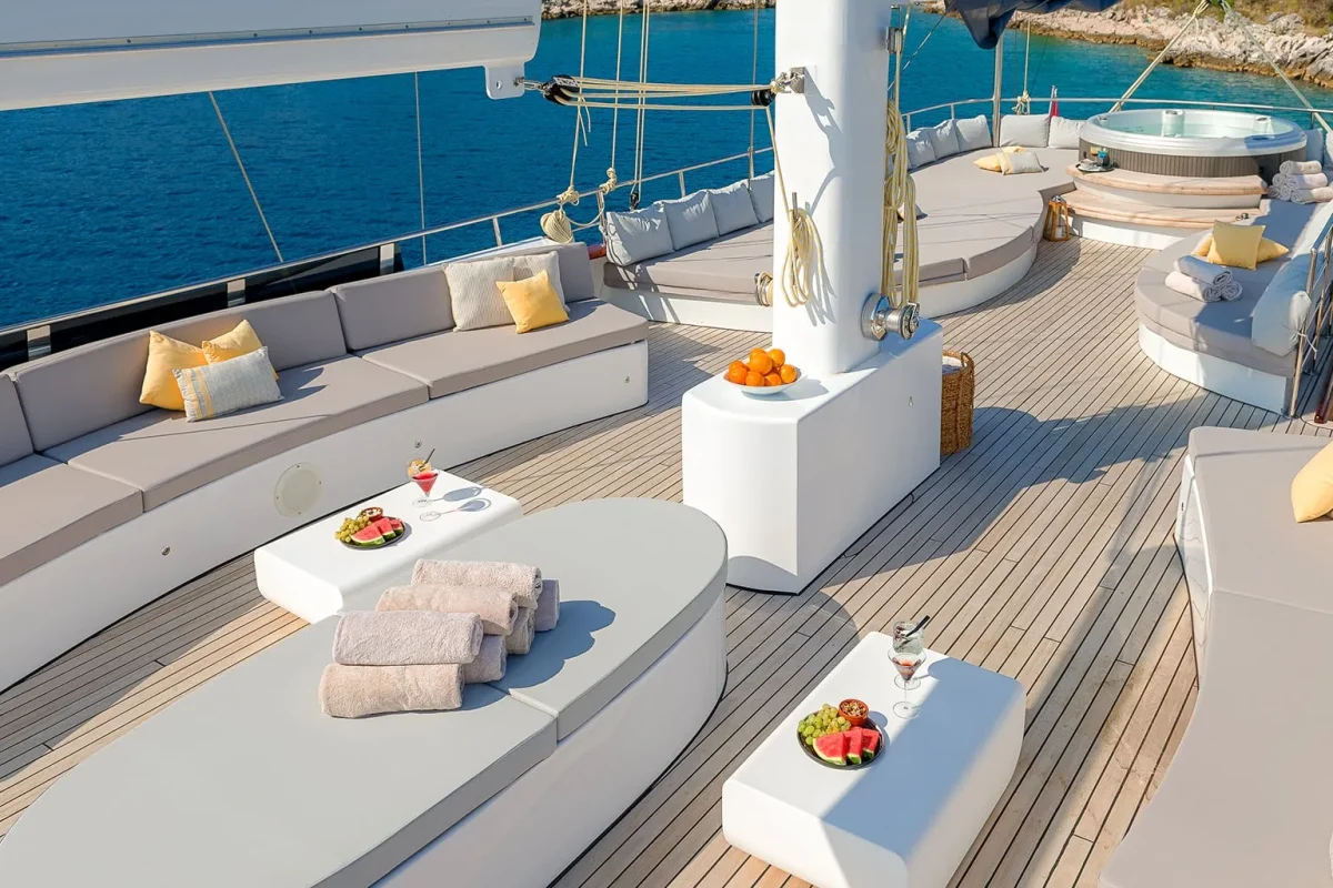 LADY GITA Flybridge 0.jpg