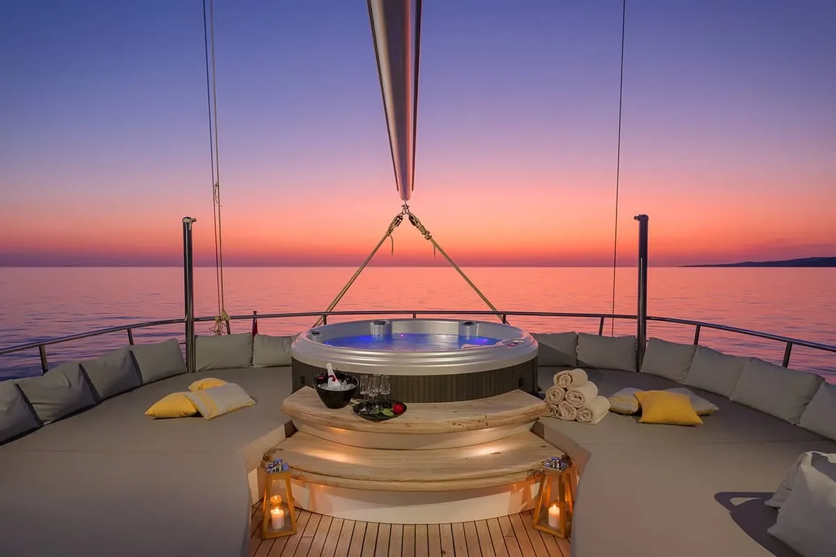 LADY GITA Jacuzzi on Upper deck.jpg