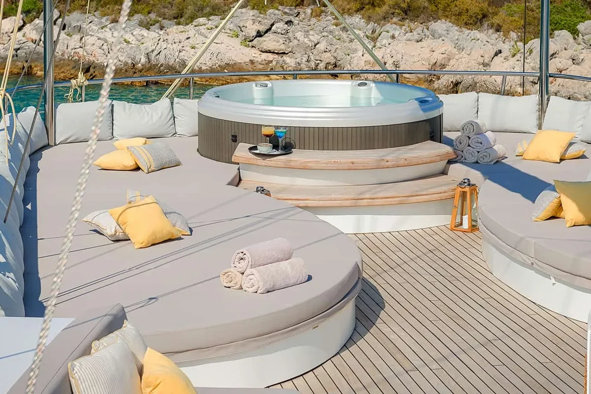 LADY GITA Jacuzzi.jpg