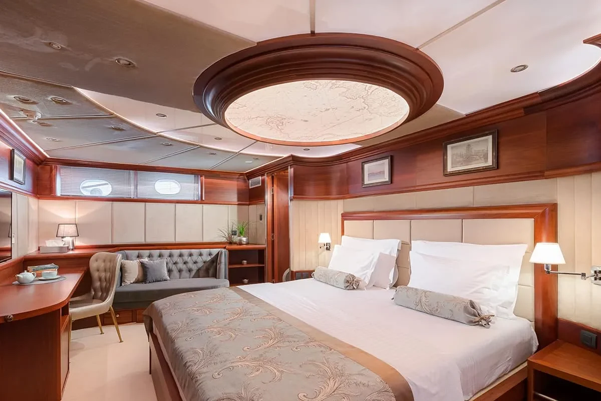 LADY GITA Master cabin.jpg (1)