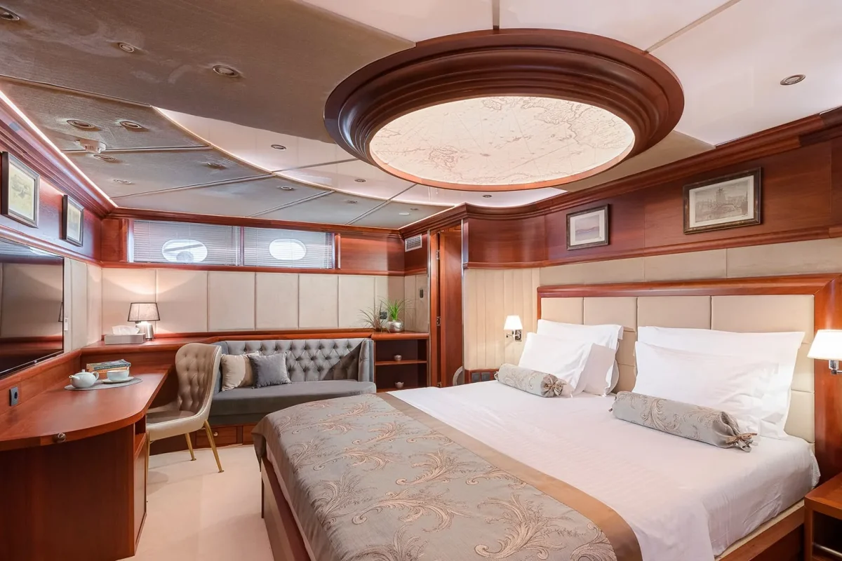 LADY GITA Master cabin.jpg