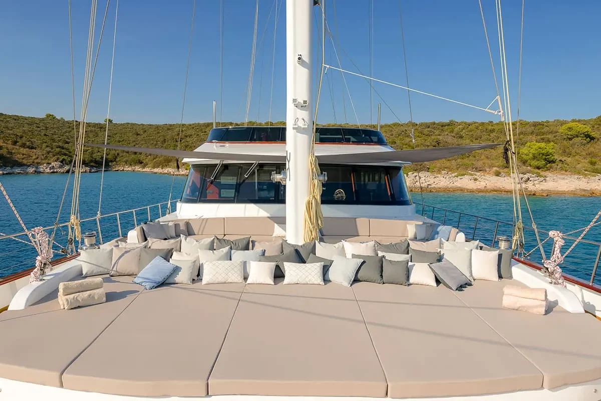 LADY GITA Sitting area on Bow deck.jpg (1)