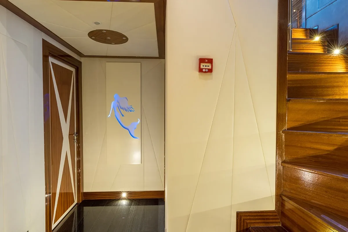 LONG ISLAND Hallway 0.jpg