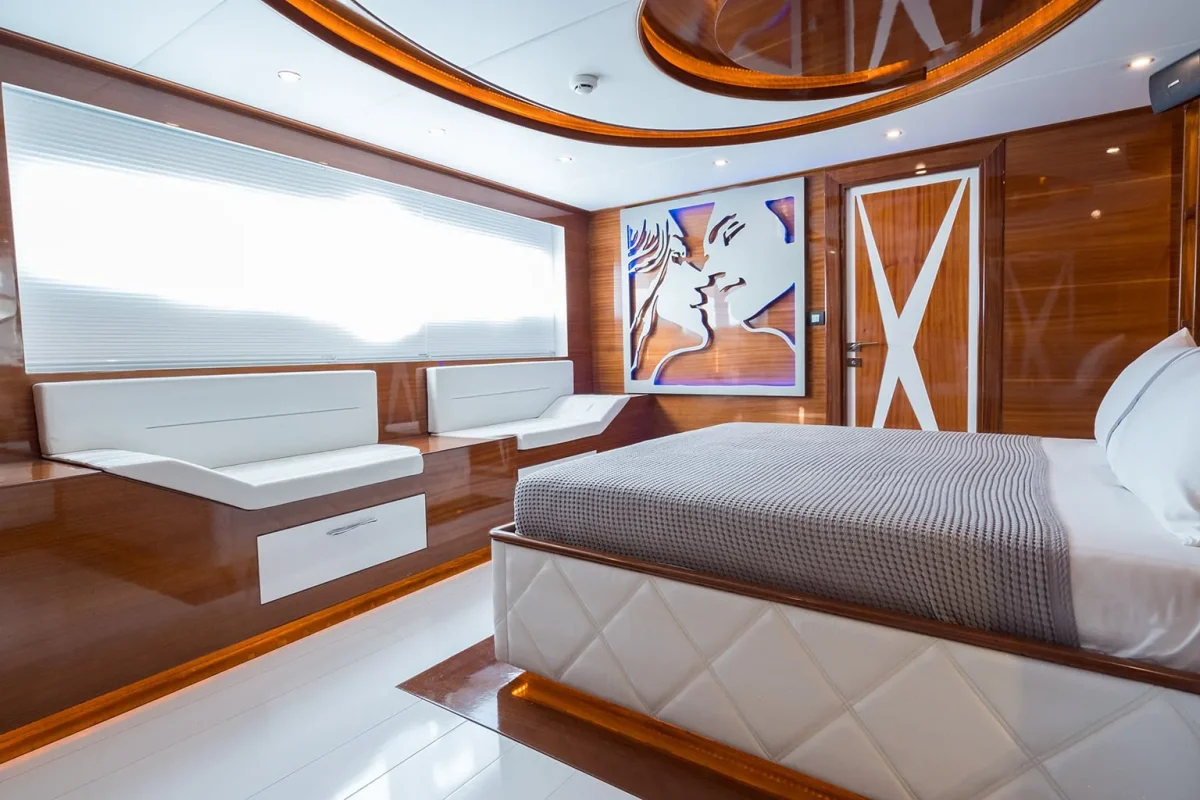 LONG ISLAND Master cabin.jpg