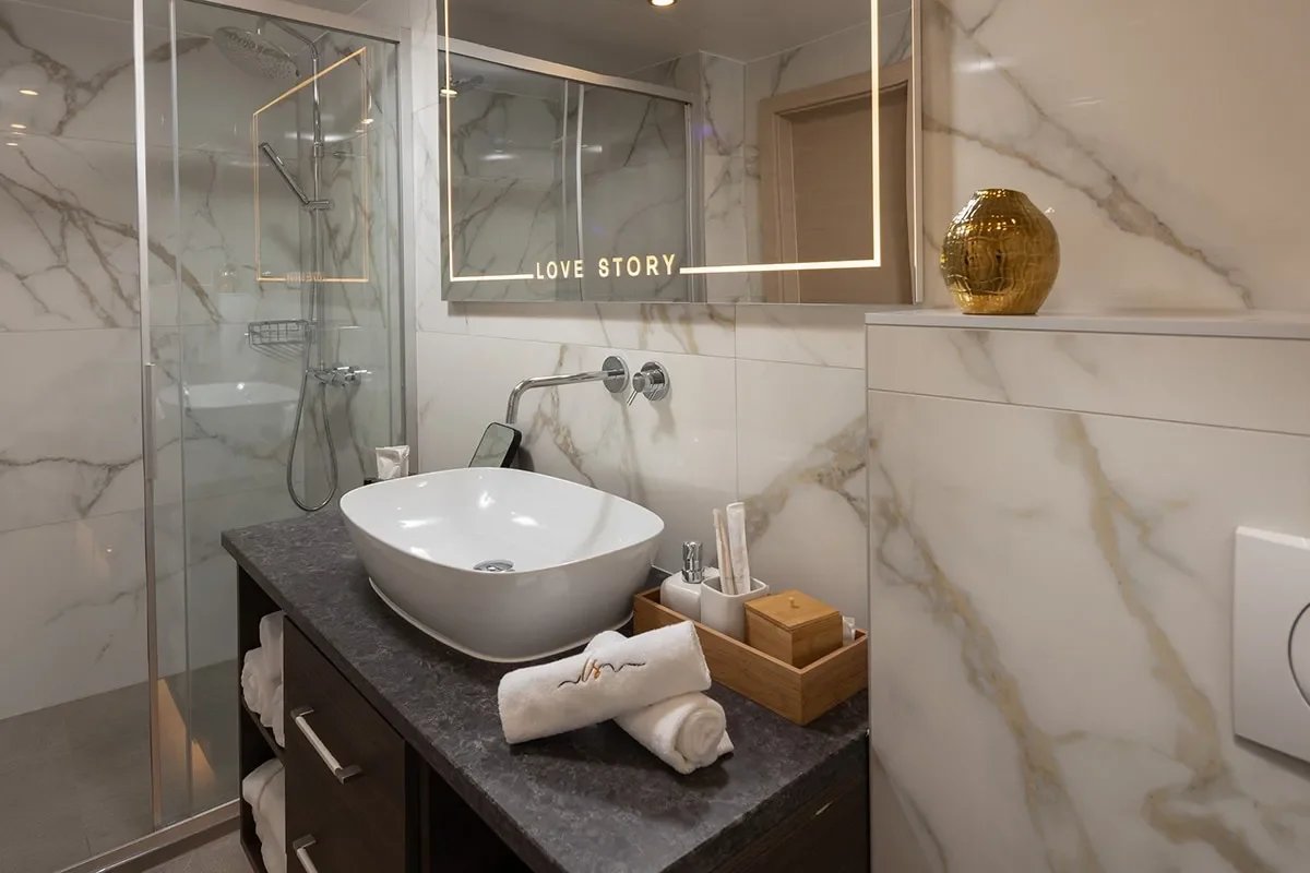 LOVE STORY Bathroom (4).jpg