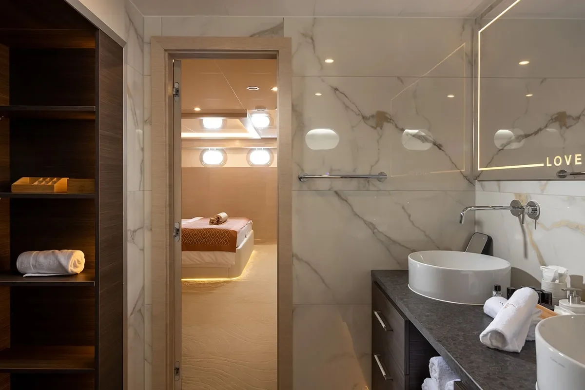 LOVE STORY Bathroom 0.jpg (1)