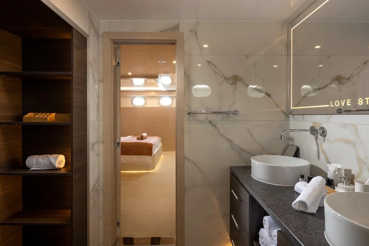 LOVE STORY Bathroom 0.jpg