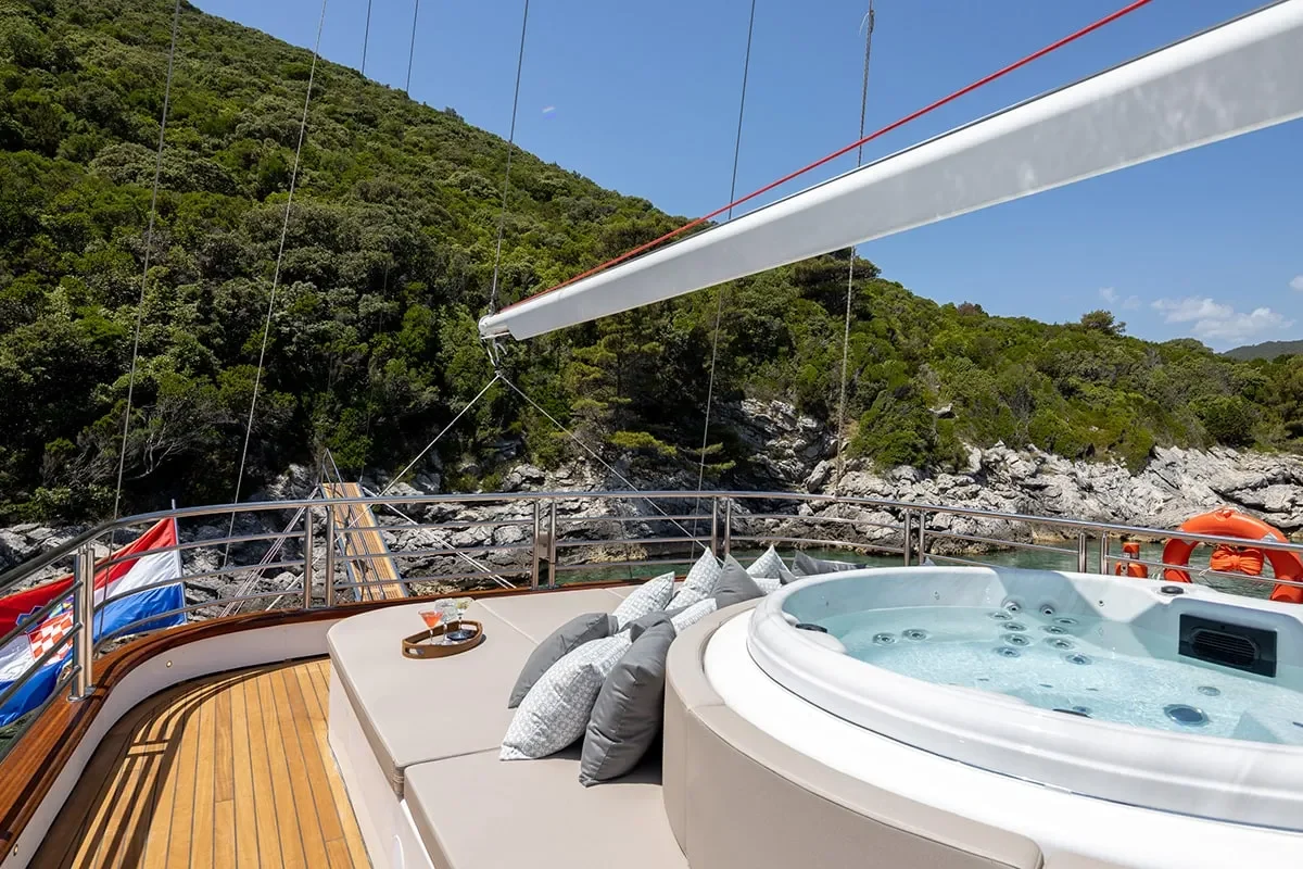 LOVE STORY Jacuzzi (2).jpg