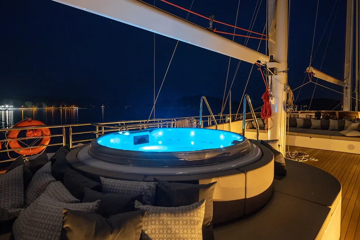 LOVE STORY Jacuzzi 0.jpg