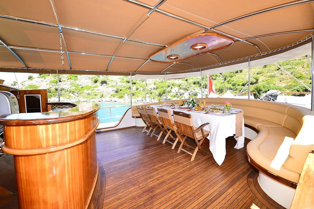 PRENSES BUGCE Aft deck (2).JPG (1)