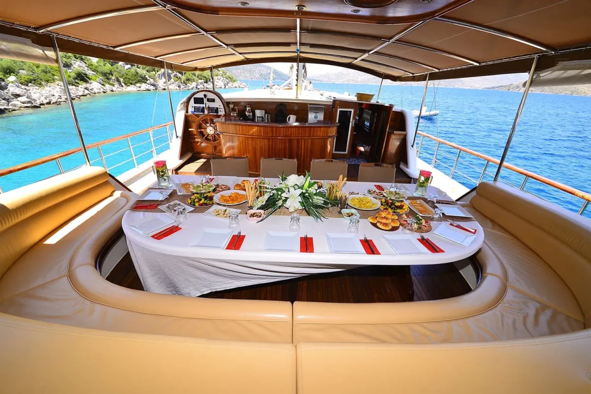 PRENSES BUGCE Aft deck (2).JPG