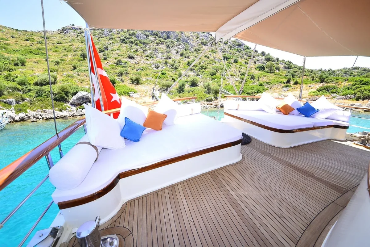 PRENSES BUGCE Aft deck (3).JPG