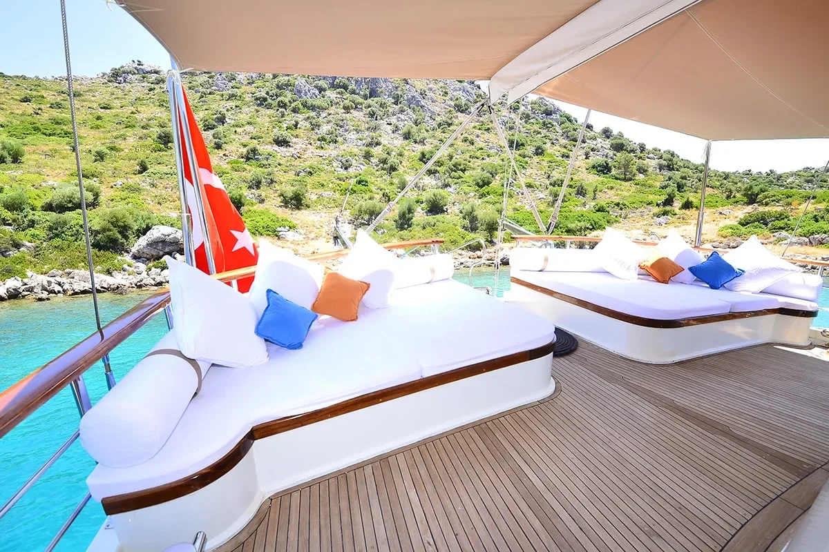 PRENSES BUGCE Aft deck (4).JPG