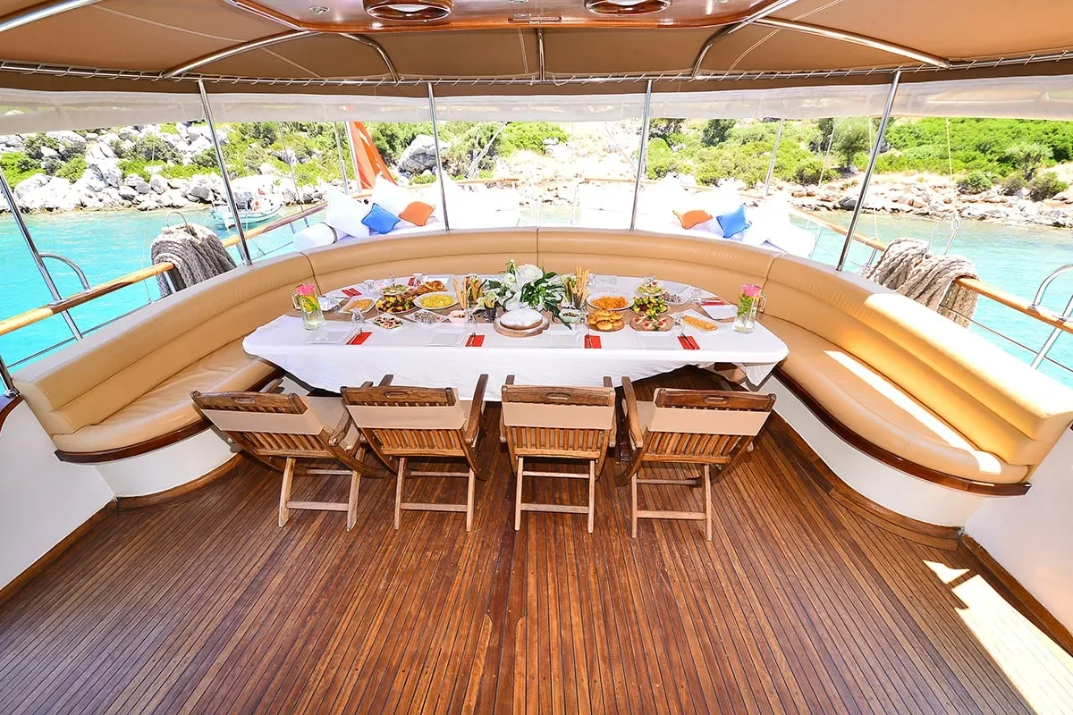 PRENSES BUGCE Aft deck.JPG (1)