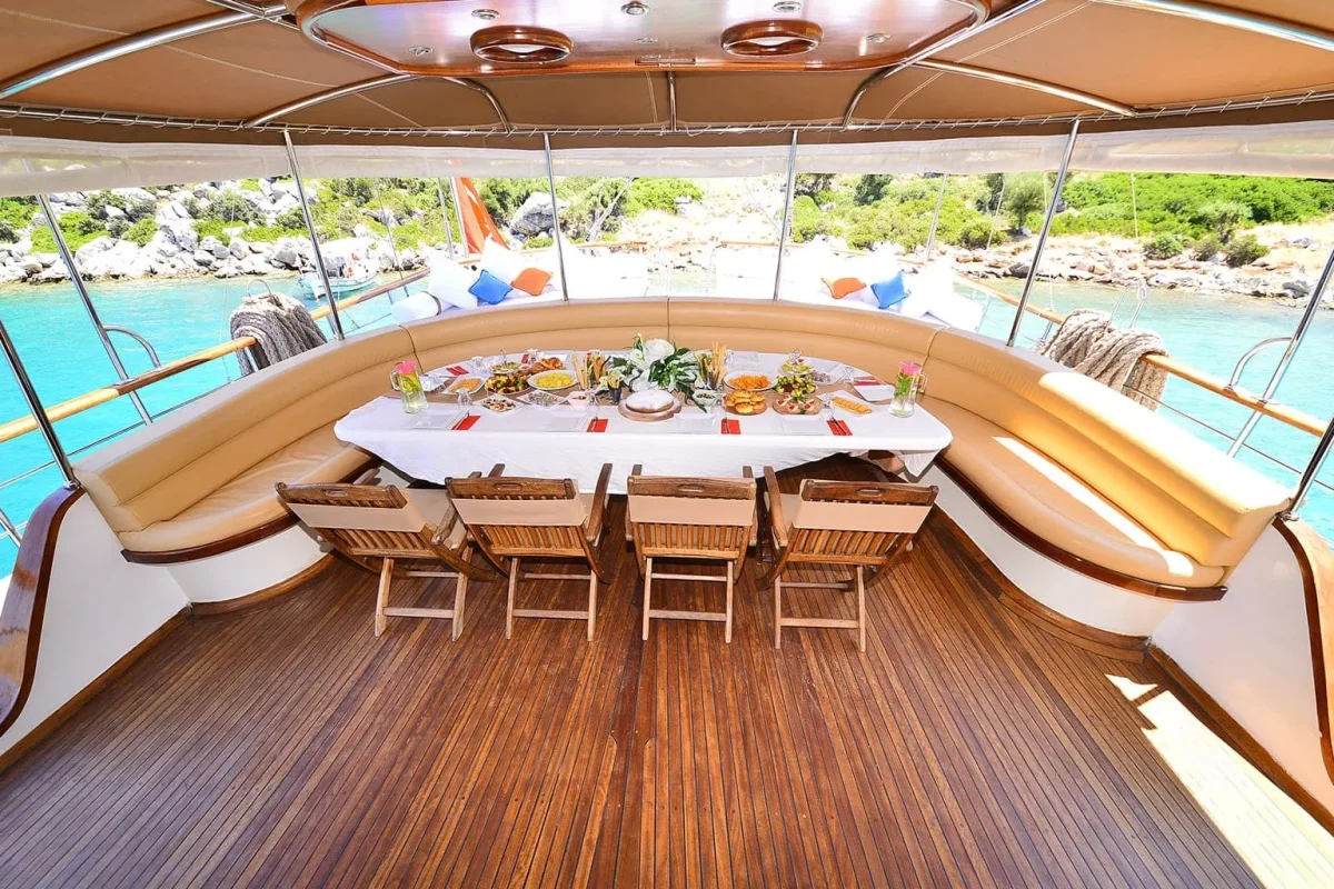 PRENSES BUGCE Aft deck.JPG