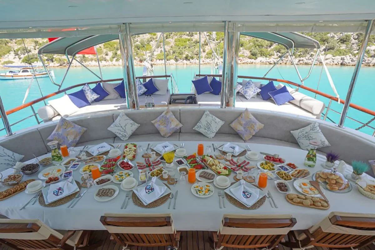 PRENSES ESILA Aft deck (4).JPG