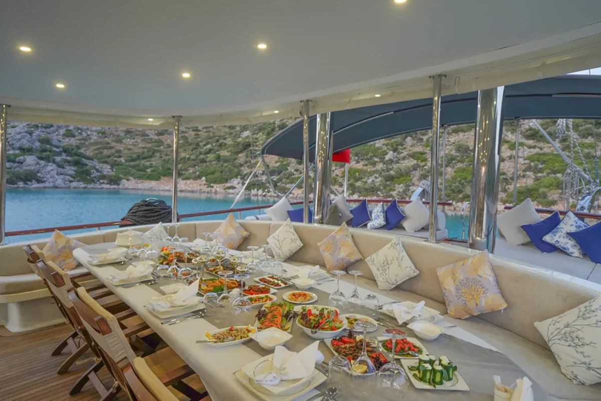 PRENSES ESILA Table decoration.JPG