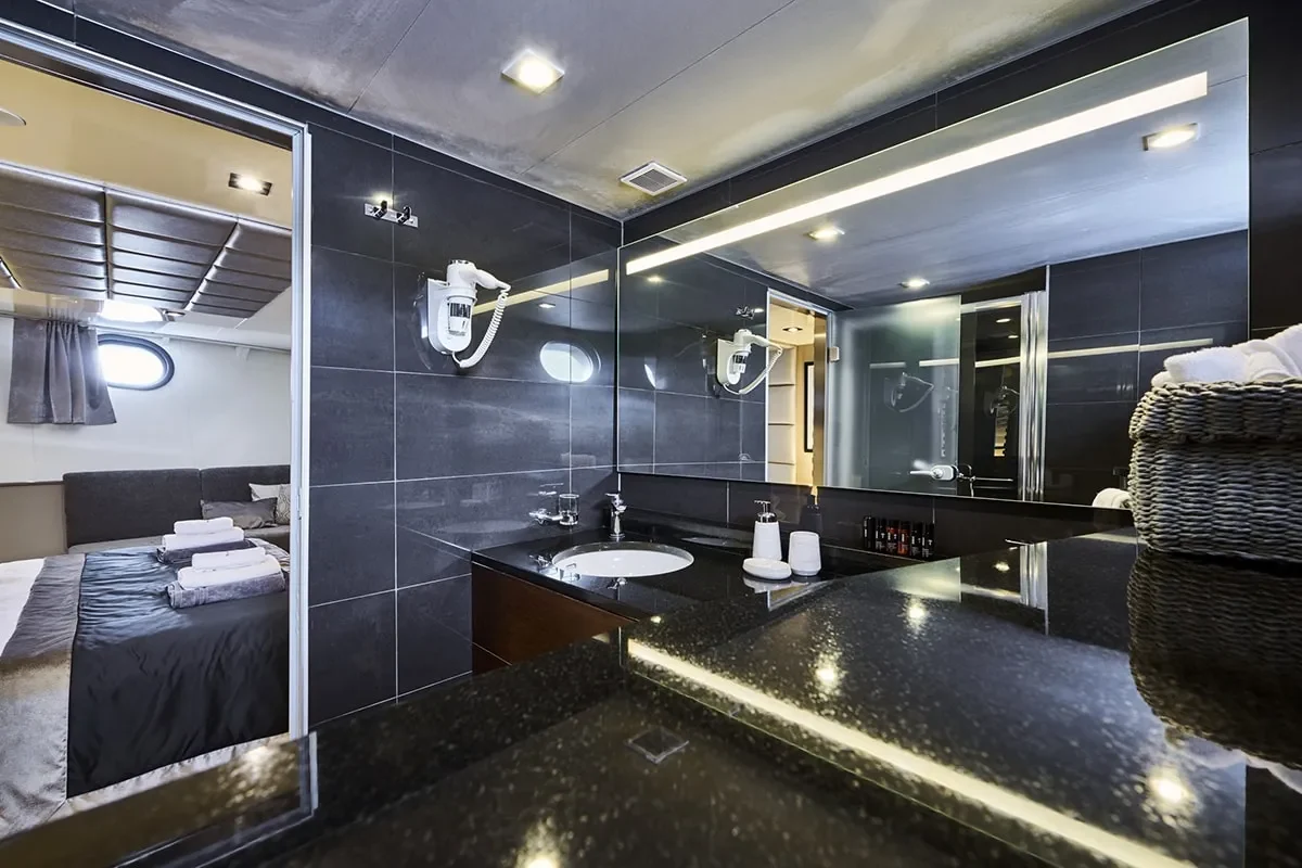 RARA AVIS Bathroom (3).jpg