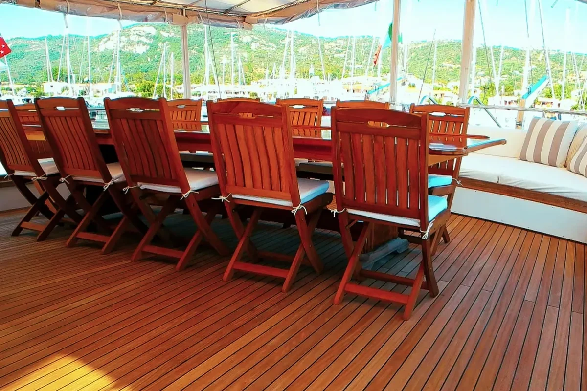 VICTORIA Aft deck (2).jpg