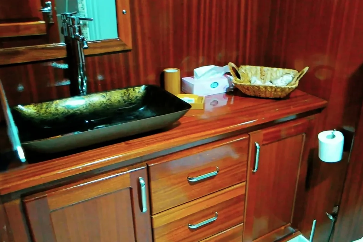 VICTORIA Bathroom (2).jpg