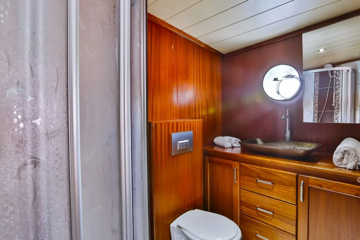 VICTORIA Bathroom.jpg