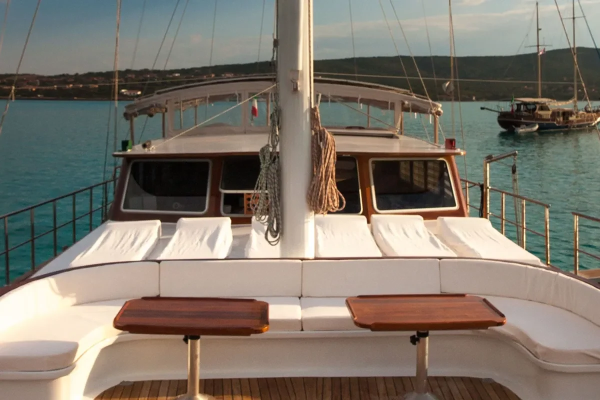 VICTORIA Bow deck (2).jpg