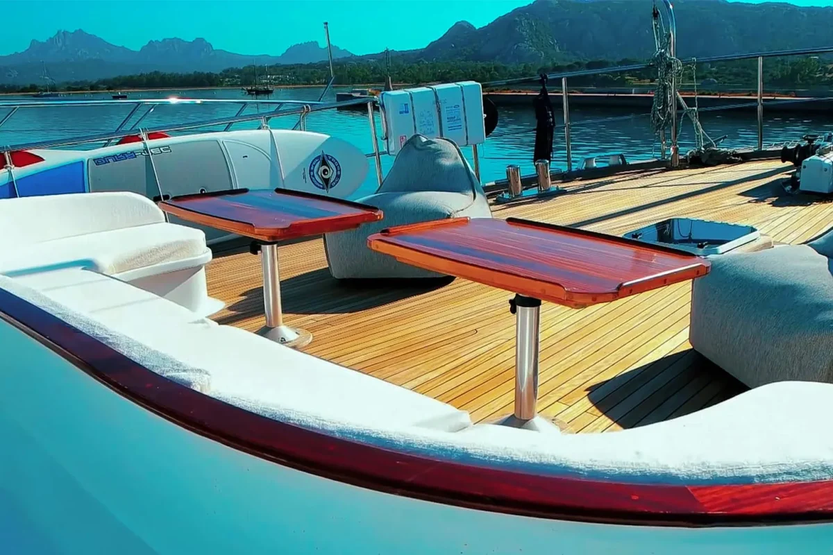 VICTORIA Bow deck.jpg